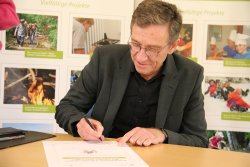 Gütesiegelunterzeichnung durch Staatssekretär Prof. Dr. Speitkamp