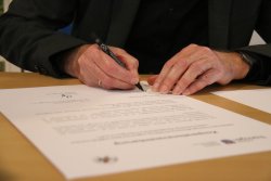 Unterzeichnung der Kooperationsvereinbarung durch Staatssekretär Prof. Dr. W. Speitkamp