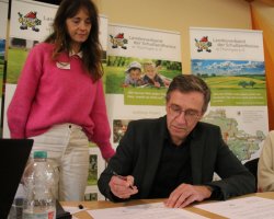 Unterzeichnung der Kooperationsvereinbarung durch Staatssekretär Prof. Dr. W. Speitkamp und I. Gerlof