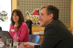 Staatssekretär Prof. Dr. Speitkamp und Ina Gerlof Vorsitzende Landesverband bei der Präsentation des Entwicklungsvorhabens
