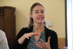 Maria Fronz (EWNT) bei der Präsentation des Entwicklungsvorhabens