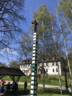 Gemeinsam hoch hinaus - Kistenklettern am Brehm-Schullandheim