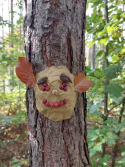 Landart - Lehmgesichter am Baum