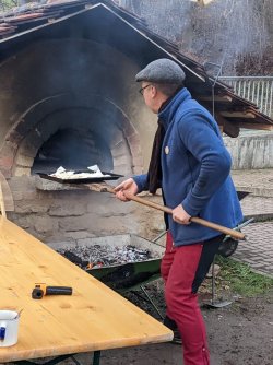 Selbstgemachte Pizza aus dem Lehmbackofen