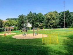 Spiel- und Sportplatz vor dem Brehm-Schullandheim