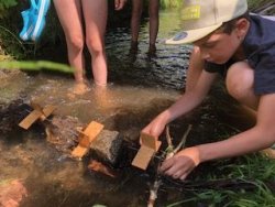 Testlauf des selbstgebauten Wasserrads in der Roda vorm Brehm-Schullandheim
