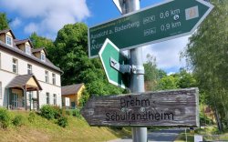 Wegweiser am Brehm-Schullandheim