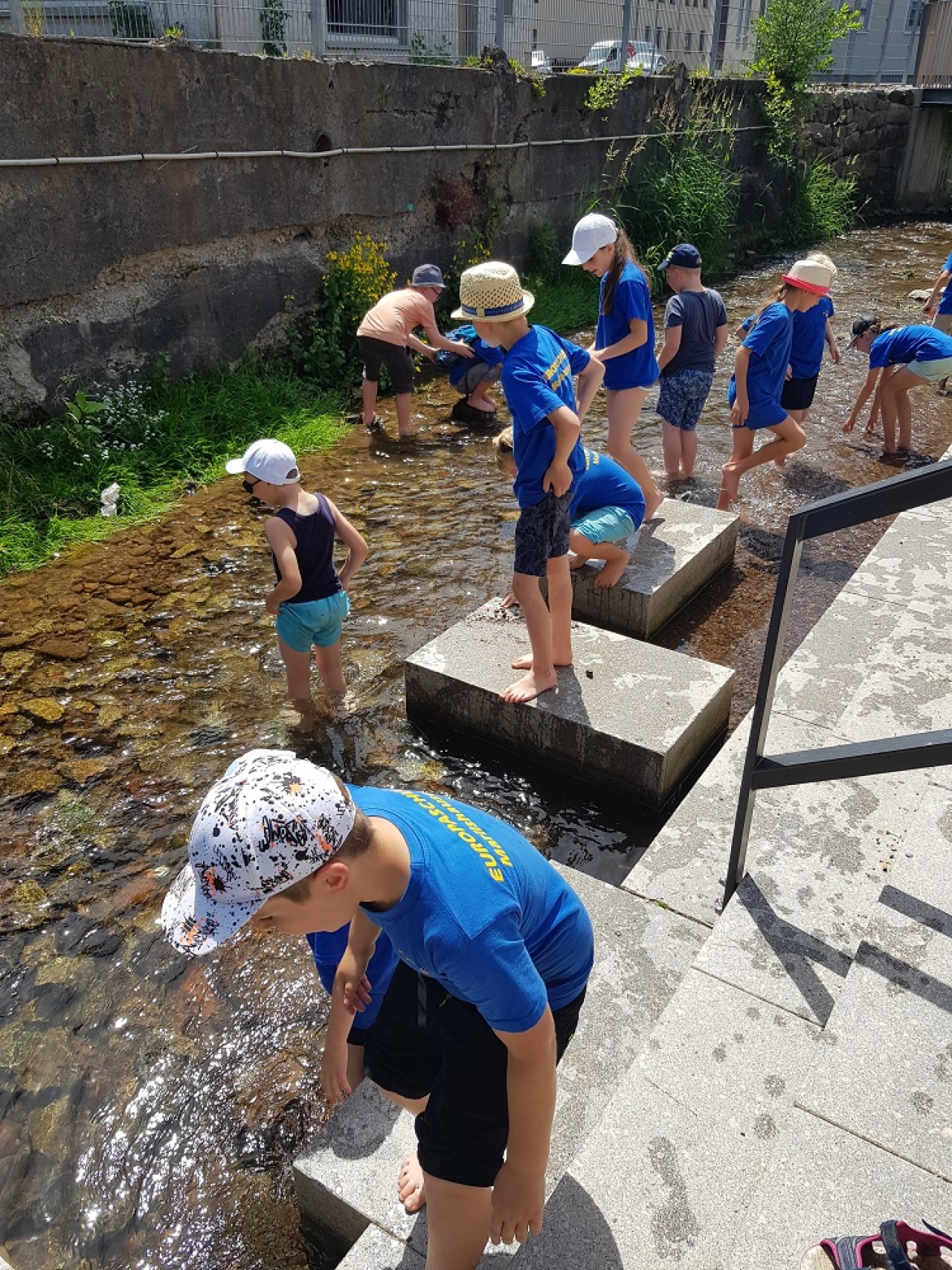 Mädchen im freibad kennenlernen